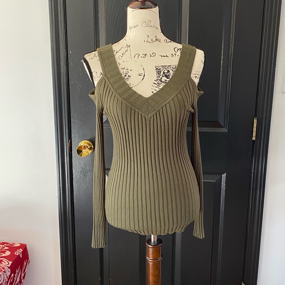 5/$25 - Cold Shoulder Top - Size L